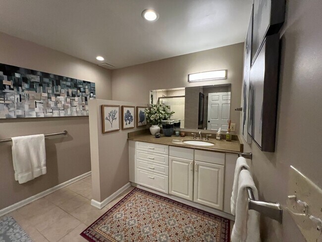 Building Photo - Carriage House