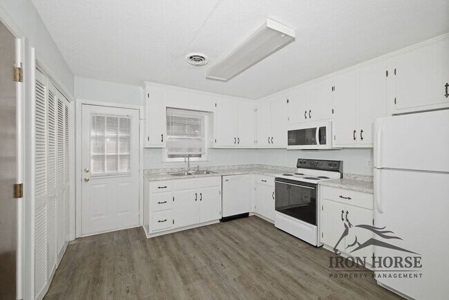 Building Photo - 126 Greenwood Dr