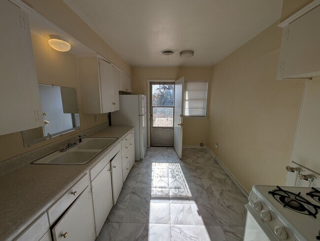 Building Photo - 2 bed, 1 bath duplex house in Edmond with central heat and air next to UCO campus