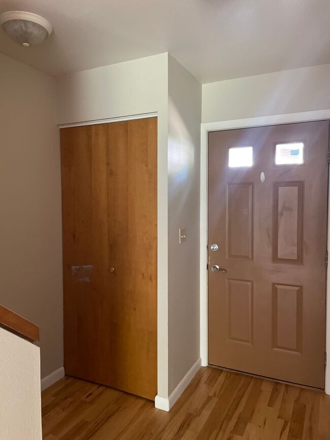 Building Photo - 2 Bed/1.5 Bath Condo Close to UIHC!