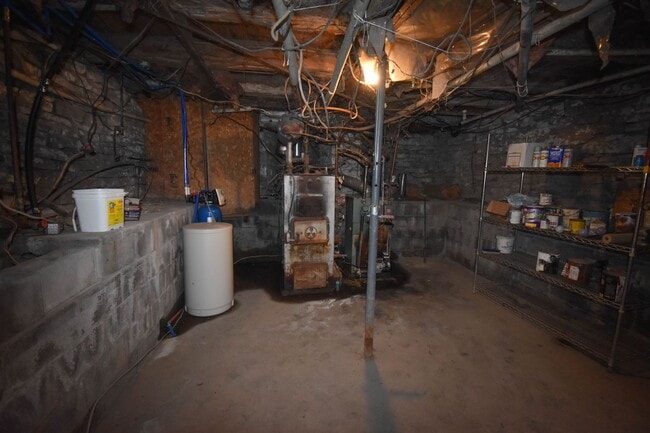 Building Photo - Large Home on Jacksonville Rd with Laundry!
