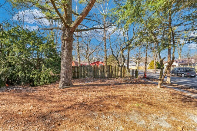 Building Photo - 907 E California Ave