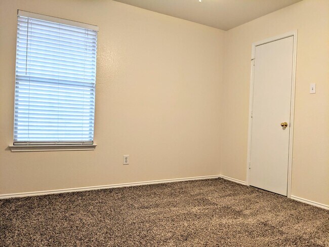 Building Photo - 2807 Lakefield Dr