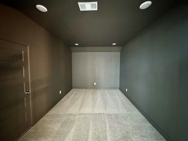 Building Photo - 31019 Sun Vly Dr