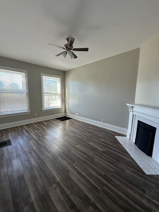 Building Photo - Beautiful Lower Unit in Duplex on Marcum Park Downtown!!!!
