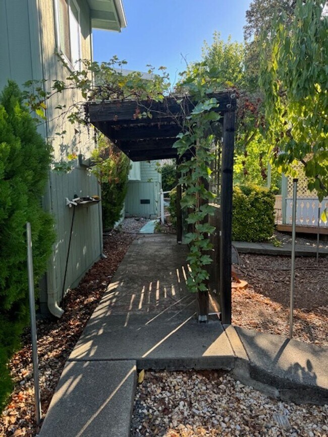 Building Photo - 3 Bedroom In Shasta View Neighborhood with...