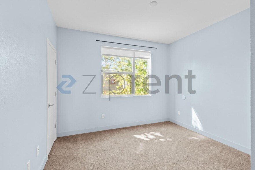 Building Photo - Unit