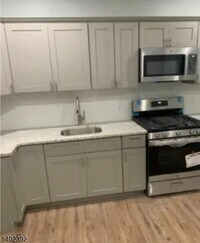 Building Photo - 198 1st St