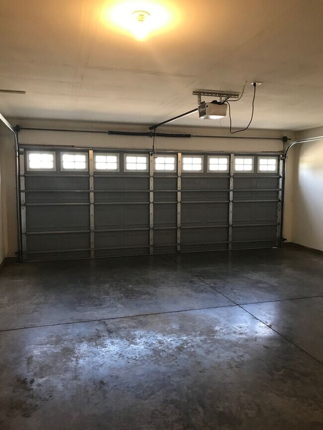 Building Photo - 3 Bedroom / 2 Bathroom Townhouse – Pet Fri...