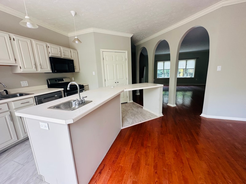 Building Photo - 10086 Mansion Dr