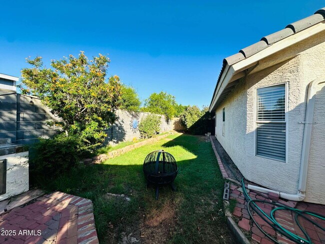 Building Photo - 2110 E Enrose Cir