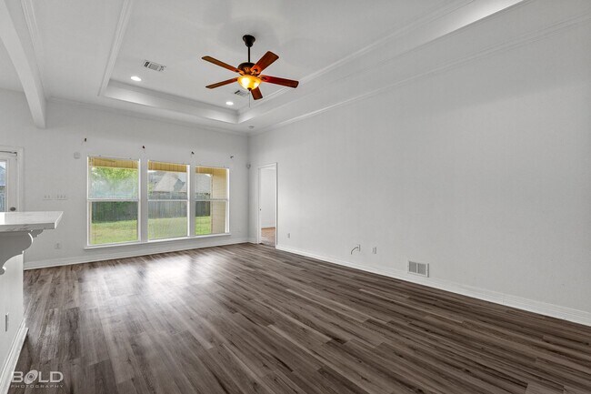 Building Photo - 521 Linnhurst Dr