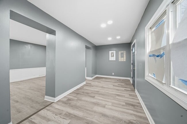 Building Photo - 8824 S Wabash Ave