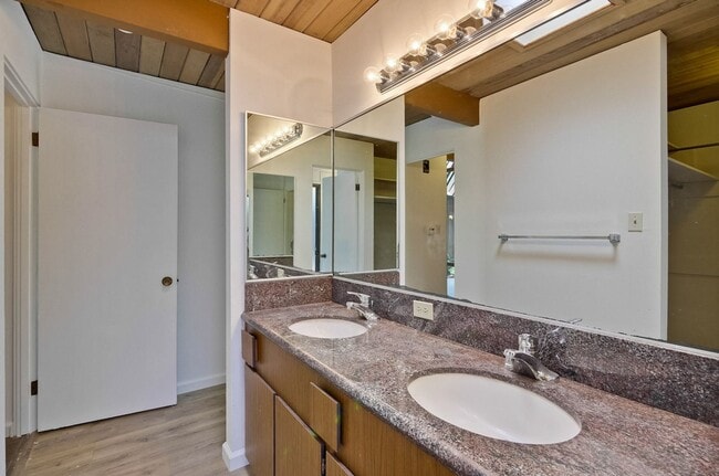 Building Photo - Classic 4+ Bed, 2 Bath Atrium Eichler in P...