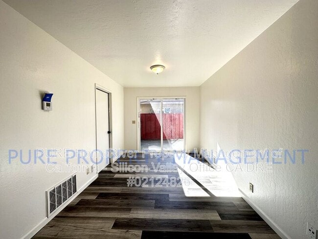 Building Photo - 555 Bridge St