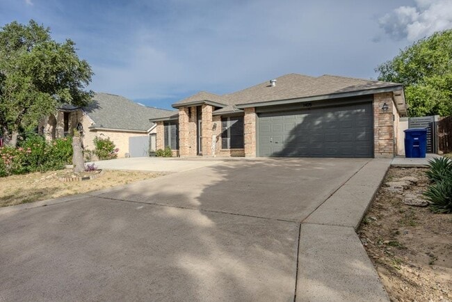 Building Photo - 1425 Longhorn Dr