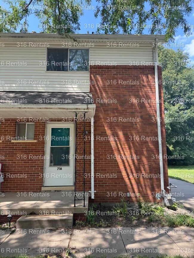 Primary Photo - $850- 2 bed 1 bath - Townhomes