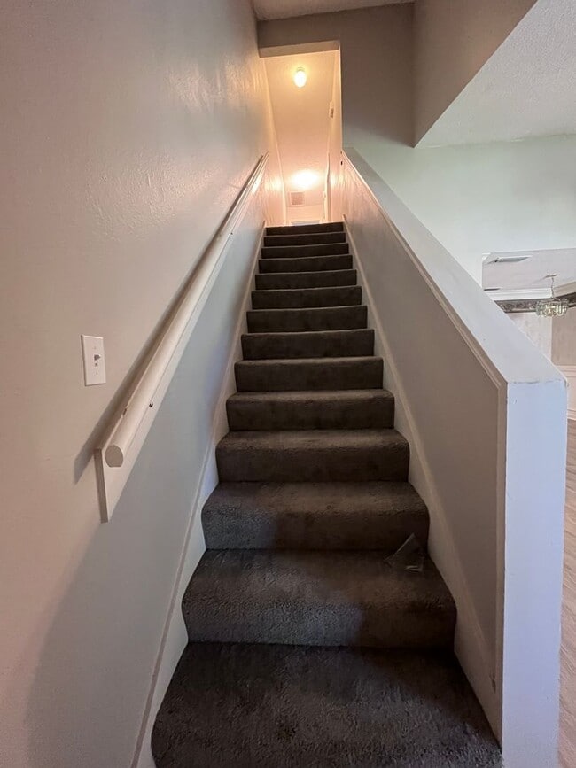 Building Photo - 3 BR/ 2 BA townhome located in Lakeshore E...