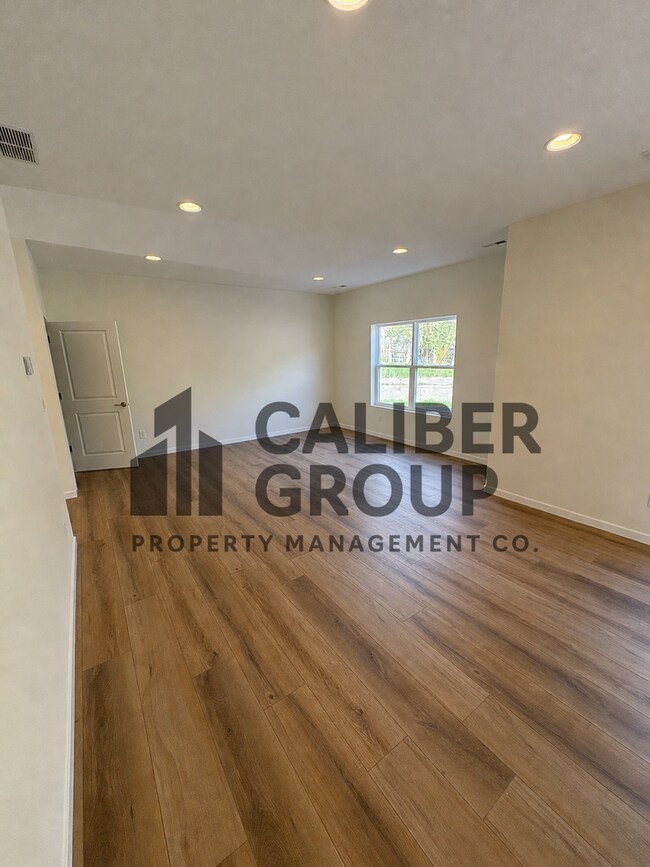 Building Photo - 3 Bd 1 Ba Condo for rent in Waterloo, IA