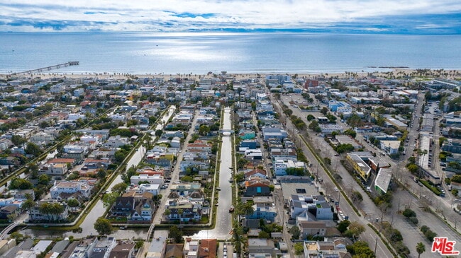 Building Photo - 456 S Venice Blvd