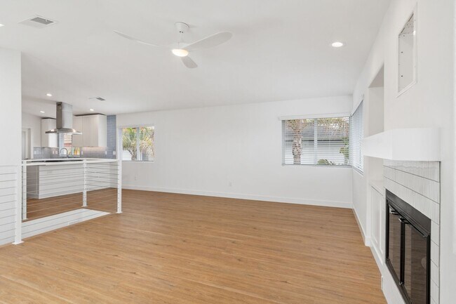 Building Photo - Luxurious Coastal Retreat with Stunning Oc...