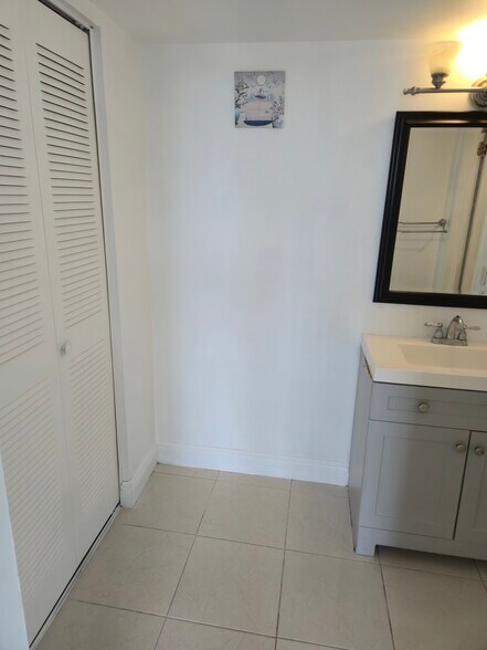 Building Photo - 1801 S Treasure Dr