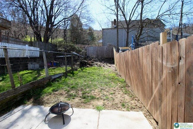 Building Photo - 822 E 8th St