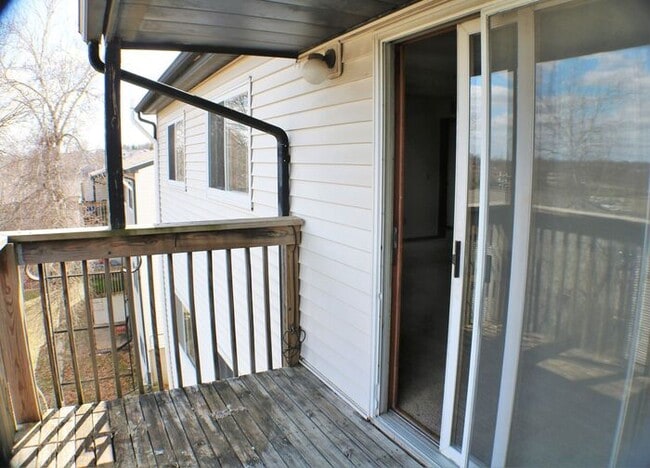 Building Photo - $1100 | 2 Bedroom, 1 Bathroom Condo | Cat ...