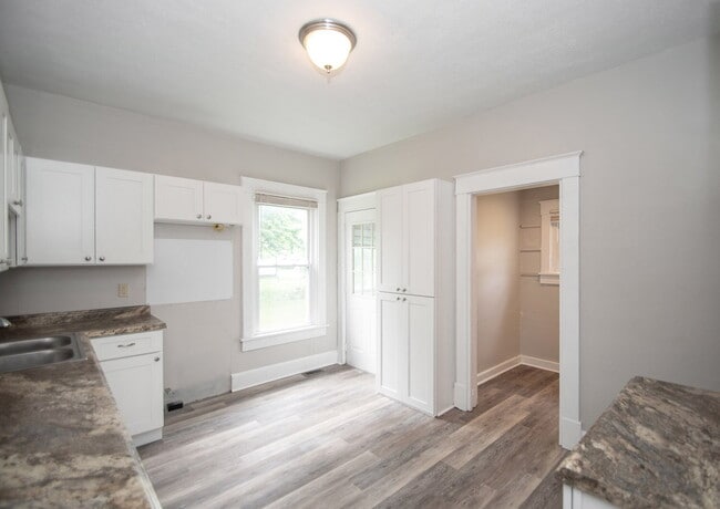 Building Photo - "Charming 3-Bed Duplex Retreat on E Ohio S...