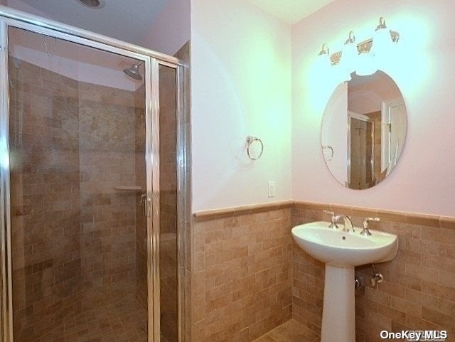 Building Photo - 28 Della Dr