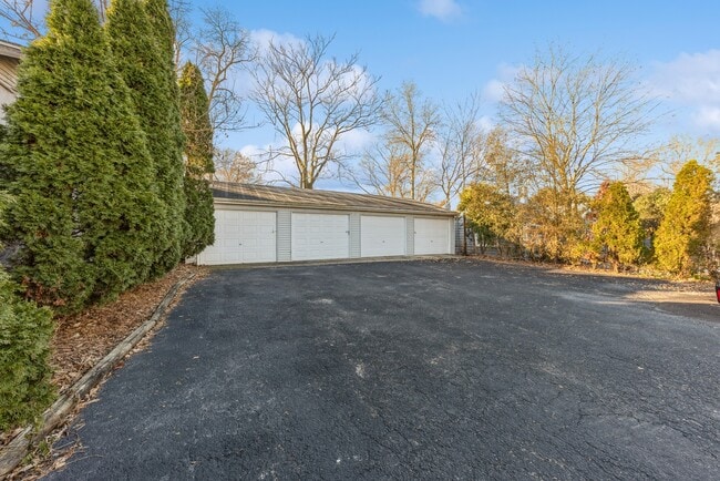 Building Photo - 425 E 9th St