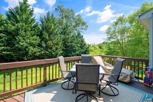 Building Photo - 662 Holly Hill Dr