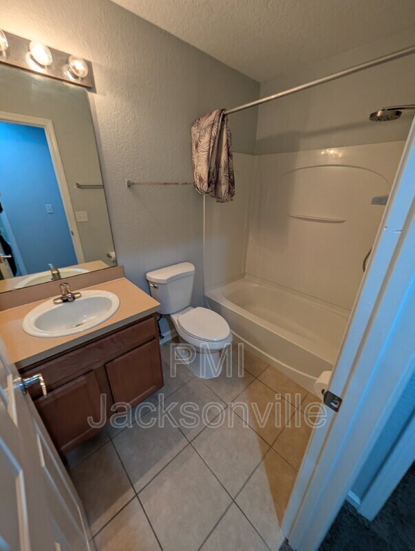 Building Photo - 1048 N Black Cherry Dr