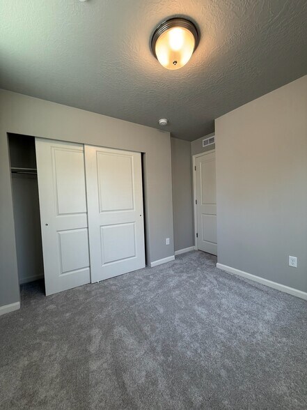 Building Photo - 358 N Corridor Ln