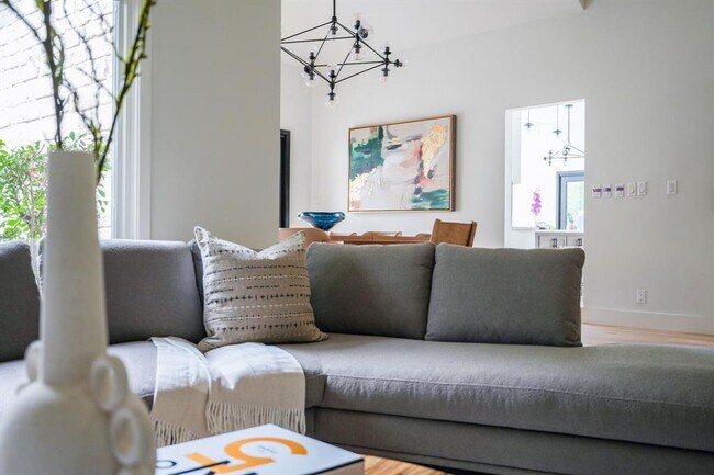 Building Photo - 1716 Bartoncliff Dr