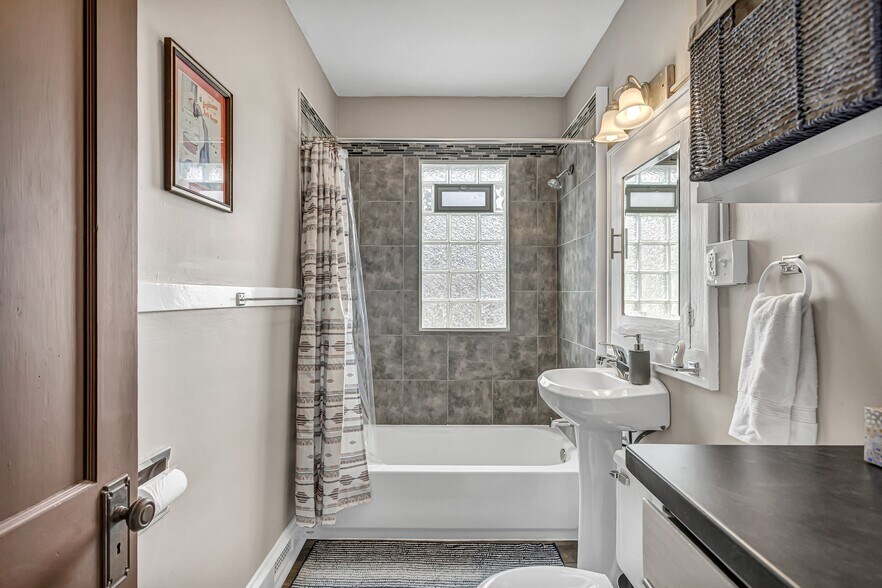 Building Photo - 817 Bell Ave