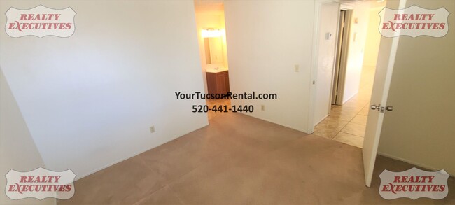 Building Photo - 22nd & Kolb Area Condo - Upstairs unit in ...