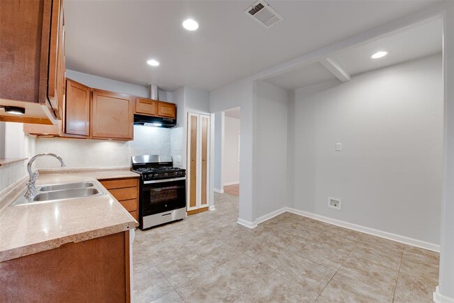 Building Photo - 4310 E Toliver St