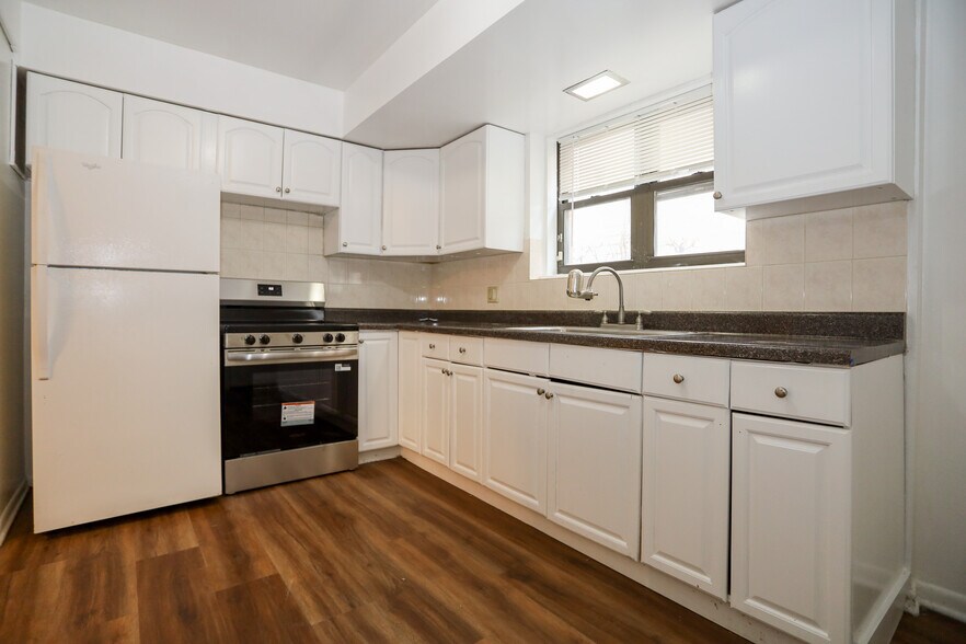 Building Photo - 9016 Lamon Ave