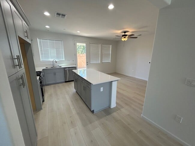 Building Photo - Brand new 4 bedroom 3 bathroom with solar in NW Visalia!!