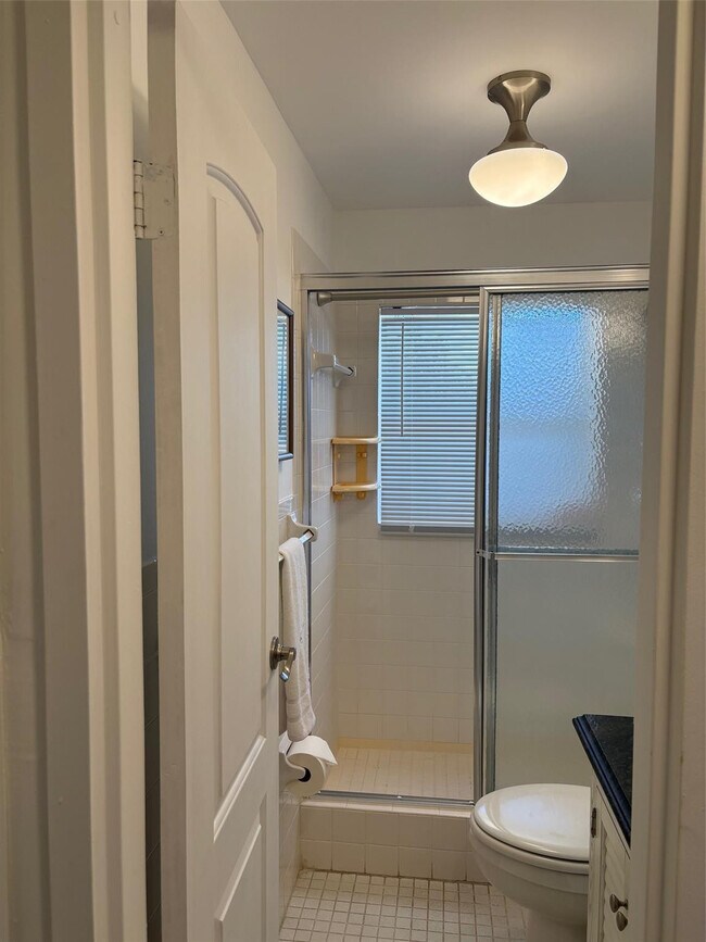 Building Photo - 1055 Country Club Dr