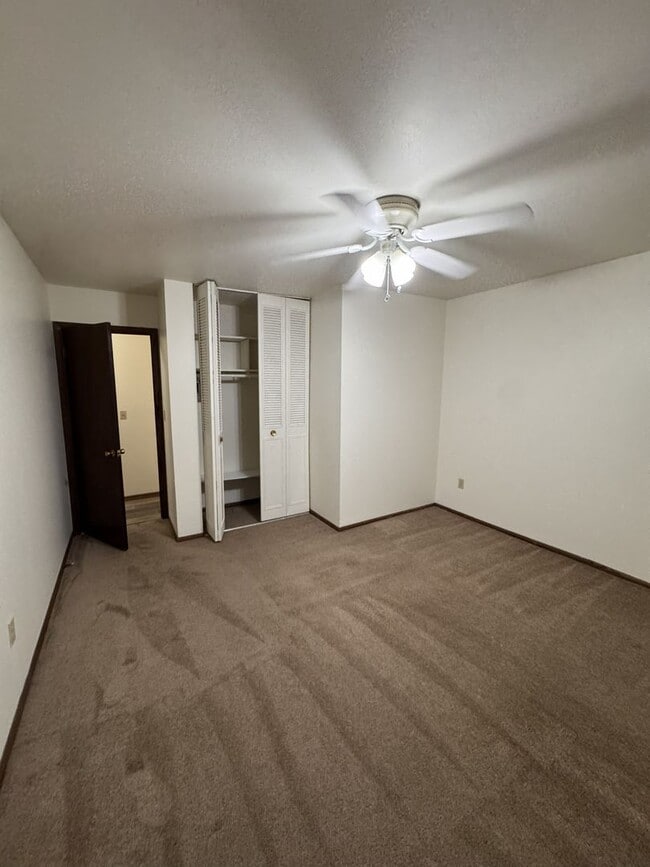 Building Photo - Spacious 2-Bedroom Apartment