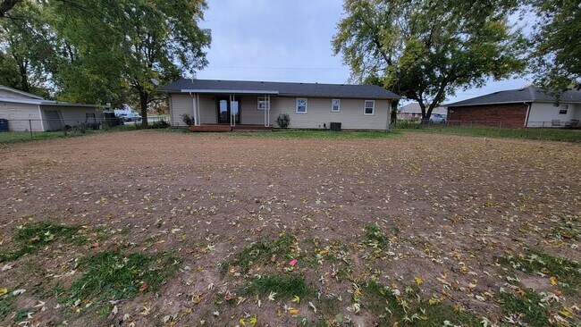 Building Photo - SPACIOUS NEWLY REMODELED 3 Bedroom | 1.5 B...
