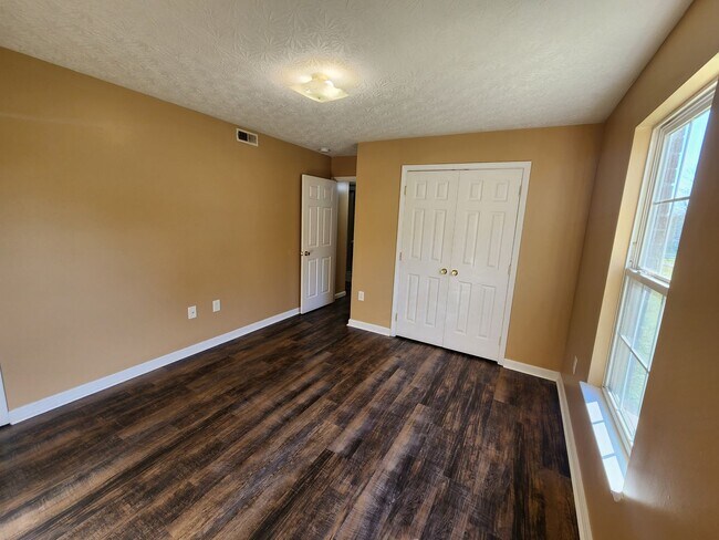 Building Photo - Spacious 2 bedroom 2 full bath first floor apartment for rent!!