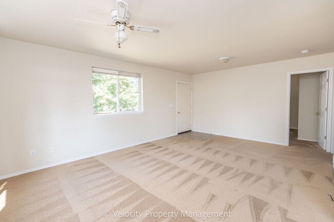 Building Photo - Bright and spacious 2 bedroom home!