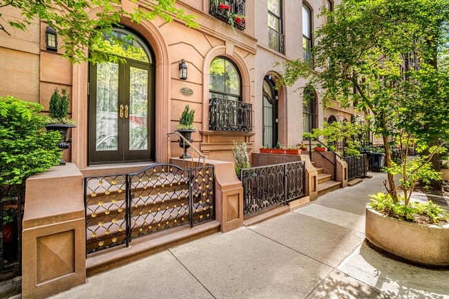 Primary Photo - 111 E 19th St