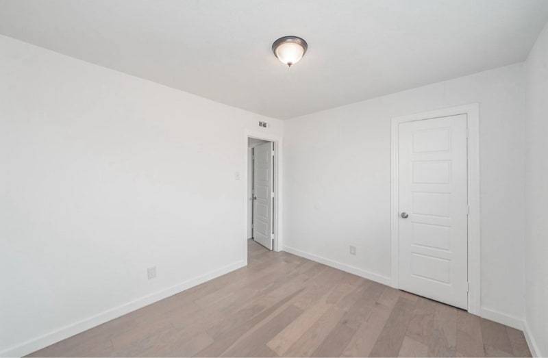 Building Photo - 3506 S Elm Dr