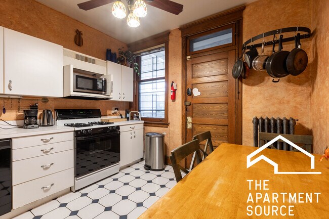 Building Photo - 825 W Diversey Pky