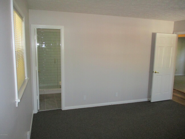 Building Photo - 2901 Creekside Dr