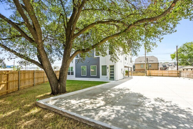 Building Photo - 2400 Benbrook Dr
